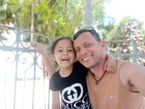 Marcelo, criador de Prisbérion, com sua filha